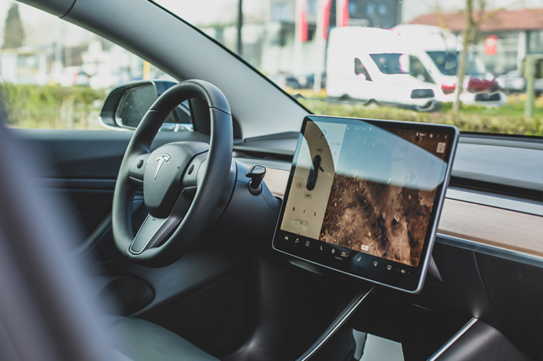 Interior del automóvil   Proteja las pantallas táctiles y las superficies interiores de su vehículo con RXTM.